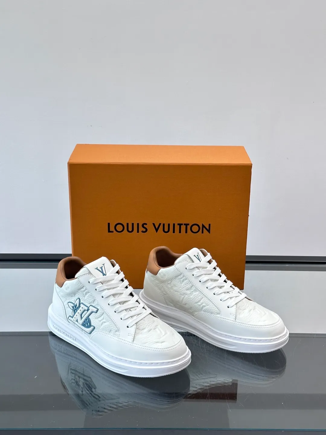 Men's shoes 💰p400 "＊OUIS ＊UITTO＊" Men's sports shoes, grained cow leather are low-key and recognizable. The rubber sole is thick and lightweight, the padded insole + technical lining make it super comfortable to wear! The main color with brown details is versatile and fashionable, and can be worn for daily leisure or business ~ LV embossing on the side of the shoe + brand logo on the sole, perfect details! size: 38-44 (45 customized)